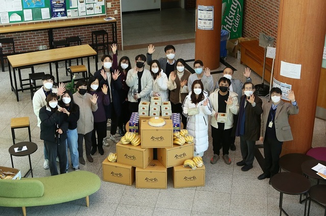 ▲ 한남대 교목실과 교직원 사회봉사단체 ‘한 밀알회’가 9일 외국인 유학생들에게 ‘설맞이 선물'을 전달했다.ⓒ한남대