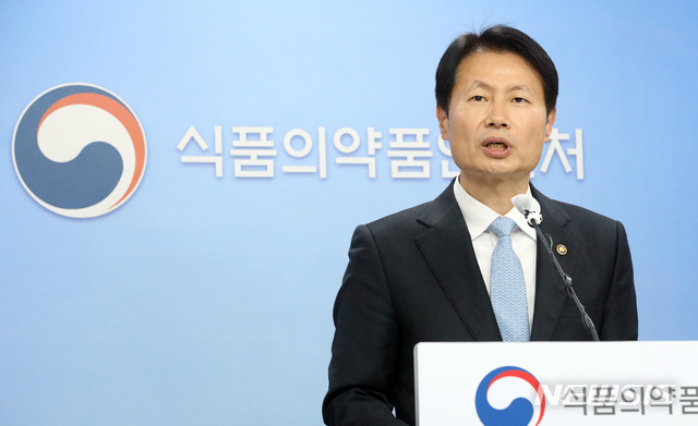 ▲ 김강립 식품의약품안전처장이 10일 오후 충북 청주 식약처에서 신종 코로나바이러스감염증 백신 '한국아스트라제네카 코비드-19백신주'에 대해 추가 임상시험 결과 등을 제출하는 조건으로 허가를 결정했다고 밝히고 있다. ⓒ뉴시스