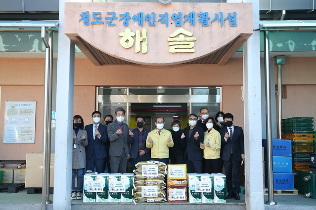 ▲ 청도군(군수 이승율)과 청도군의회(의장 김수태)은 청도경찰서, 청도소방서, 풍각·금천 119안전센터 상황실을 위문 방문했다.ⓒ청도군