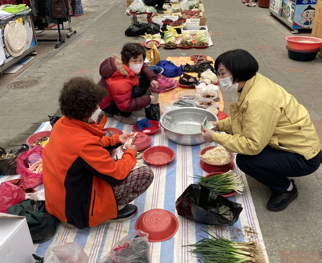 ▲ 예천군의회(의장 김은수)는 10일 오후 2시부터 민족 최대 명절인 설을 맞아 전통시장 활성화를 위한 장보기 행사를 했다.ⓒ예천군