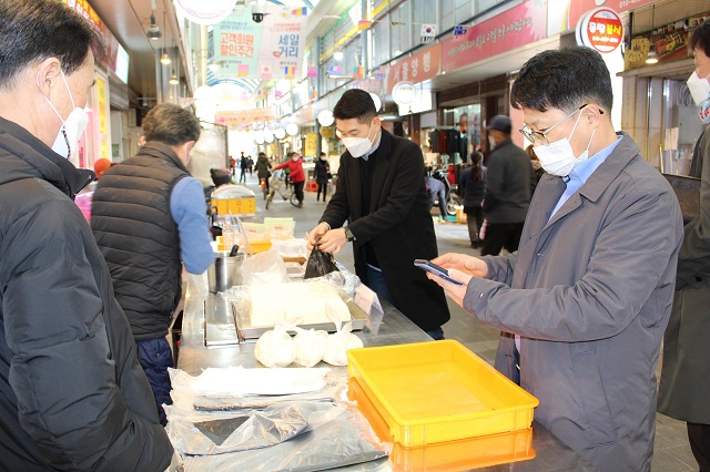 ▲ 포항제철소 환경자원그룹 직원들이 퇴근 후 해도동 큰동해시장에서 장보기 행사를 진행했다.ⓒ포항제철소