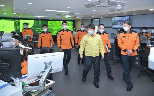 ▲ 권영진 시장은 10일 소방안전본부 119종합상황실을 방문해 겨울철 화재 예방과 구조·구급활동 등을 살폈다.ⓒ대구시