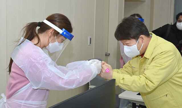 ▲ 권영진 대구시장은 10일 오전 11시께 예방접종센터 현장을 방문해 준비상황을 최종 점검하고, 의료진들을 격려했다.ⓒ대구시