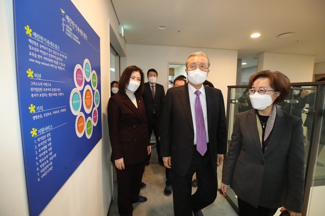 ▲ 김종인 국민의힘 비상대책위원장이 9일 서울 서대문구 미혼한부모가족 복지시설을 방문해 시설을 둘러보고 있다. ⓒ뉴시스