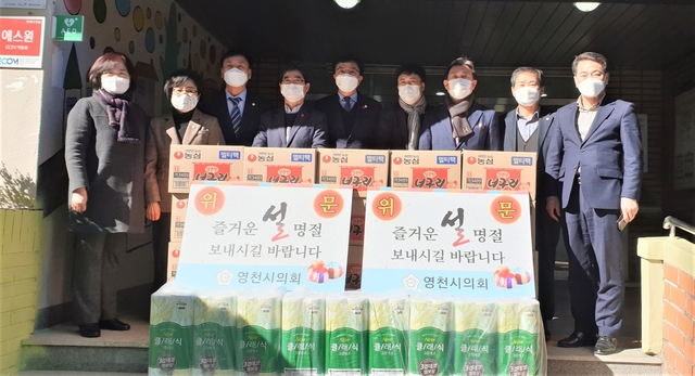 ▲ 영천시의회(의장 조영제)는 9일 설 명절을 앞두고 종합사회복지관, 마야정신요양원, 나자렛집 등 관내 사회복지시설을 방문해 위문품을 전달하며 온정의 손길을 나눴다.ⓒ영천시의회