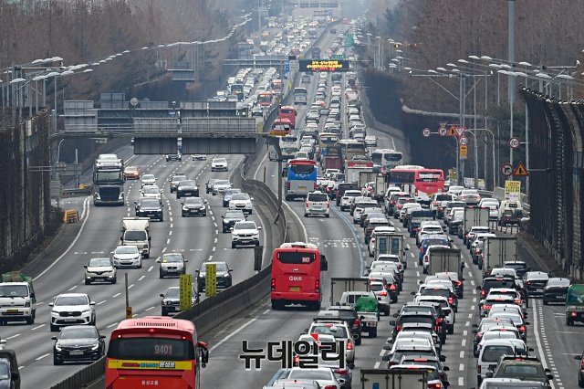 ▲ 설 연휴 전날인 지난 10일 귀성객들로 인해 고속도로가 정체되고 있다. ⓒ권창회 기자