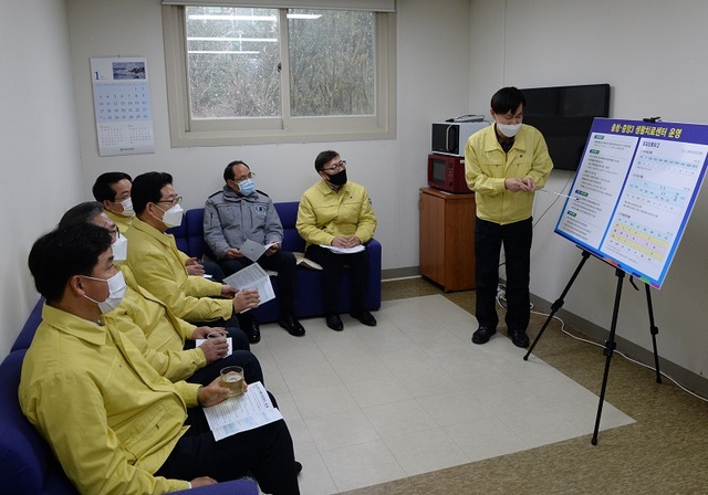 ▲ 코로나 확진자 생활 시설로 이용되고 있는 충남 아산 경찰인재개발원에서 양승조 충남도지사와 오세현 아산시장이 시설 관계자로부터 현황을 설명 듣고 있다.ⓒ충남도