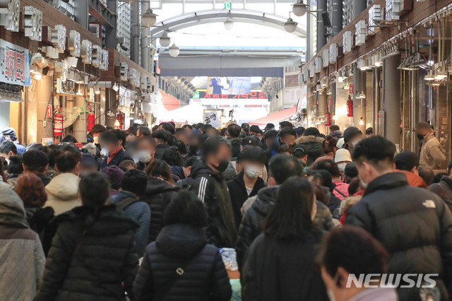 ▲ 설 연휴 첫날인 지난 11일 오전 서울 동대문구 청량리종합시장이 제수용품, 선물세트 등을 구매하는 시민들로 붐비고 있다. ⓒ뉴시스