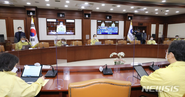 ▲ 정세균 국무총리가 13일 오전 서울 종로구 정부서울청사에서 열린 코로나19 대응 중앙재난안전대책본부(중대본) 회의에 참석해 발언하고 있다. ⓒ뉴시스
