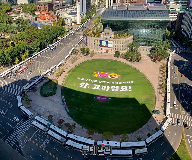 ▲ 서울시가 지난 5년 사이 시민단체 대상 공모 사업 규모를 1712억 원, 지원 시민단체 수를 1906곳이나 늘린 사실이 확인됐다. 사진은 서울시청 건물과 잔디밭의 모습. ⓒ뉴데일리 DB