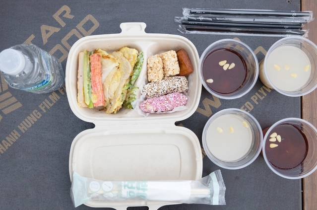 ▲ 차례를 지낸 후 종친들과 사랑방에서 술과 음식을 나누어 먹으며 덕담을 주고받는 음복마저도 도시락으로 대체했다.ⓒ칠곡군