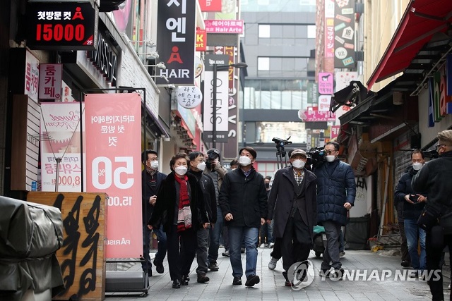 ▲ 서울시장 보궐선거에 출마하는 안철수 국민의당 대표가 14일 오전 서울 중구 명동을 찾아 코로나19로 무너진 명동 상권을 둘러보고 있다.ⓒ연합뉴스