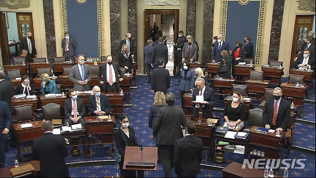 ▲ 미 하원 탄핵소추위원들이 13일(현지시간) 도널드 트럼프 전 미 대통령에 대한 두 번째 탄핵 심판 표결 결과 찬성 57대 반대 43으로 탄핵안이 부결된 상원 회의장을 떠나고 있다. ⓒ뉴시스