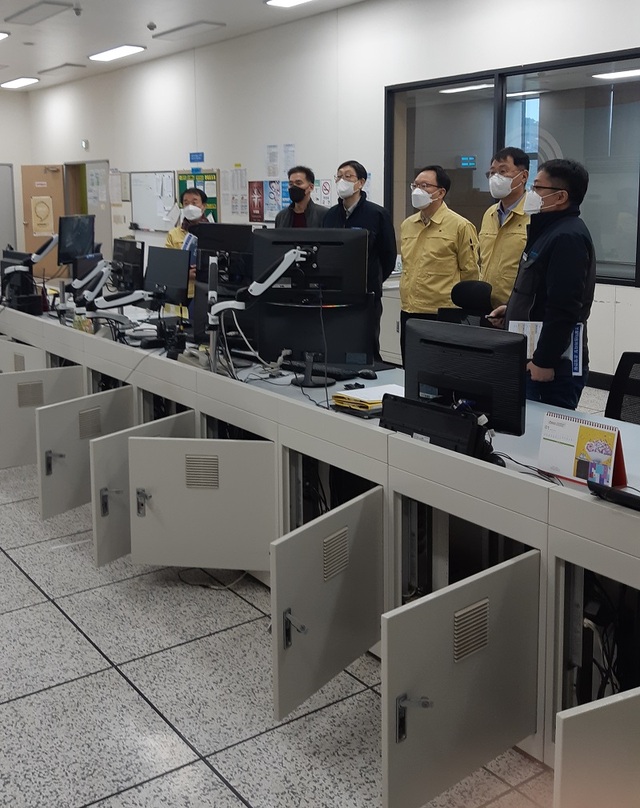 ▲ 이남재 충남도 기후환경국장이 14일 도내 고농도 미세먼지 비상저감조치가 발령된 가운데 아산 폐기물 소각시설을 점검하고 있다.ⓒ충남도