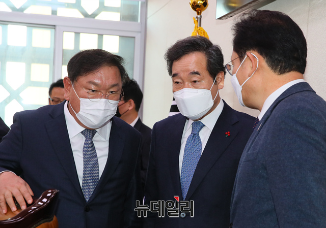 ▲ 이낙연(가운데) 더불어민주당 대표와 김태년(왼쪽) 원내대표.ⓒ이종현 기자
