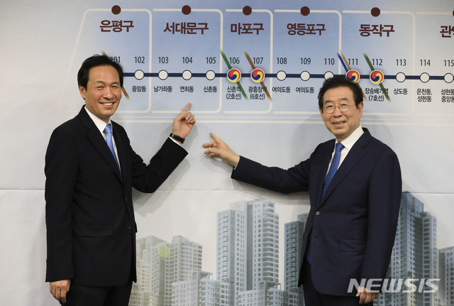 ▲ 우상호 더불어민주당 서울시장 예비후보가 지난 2020년 6월22일 서울 중구 서울특별시청 영상회의실에서 열린 '서부선 민자적격성 통과 및 조기 착공을 위한 정책설명회'에 참석해 박원순 전 서울시장과 기념촬영을 하고 있다.ⓒ뉴시스