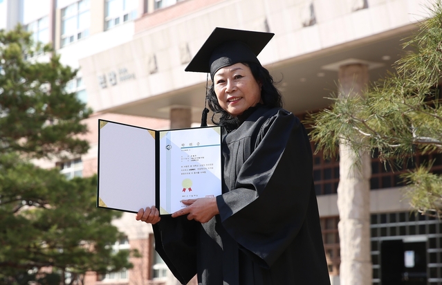 ▲ 지난 1979년 고등학교를 졸업하고 40년 만에 다시 공부를 시작해 오는 19일 영진전문대학교 사회복지과를 졸업하며 전문학사 학위를 취득하는 조월조(61)씨.ⓒ영진전문대