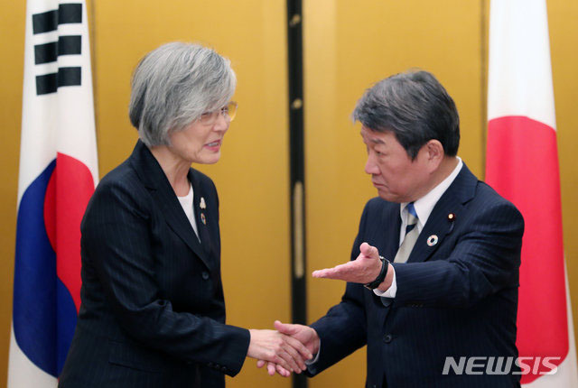 ▲ 2019년 11월 23일 일본 나고야에서 열린 한일 외교장관 회담 당시 강경화 장관과 모테기 도시미쓰 일본 외무상. ⓒ뉴시스. 무단전재 및 재배포 금지.