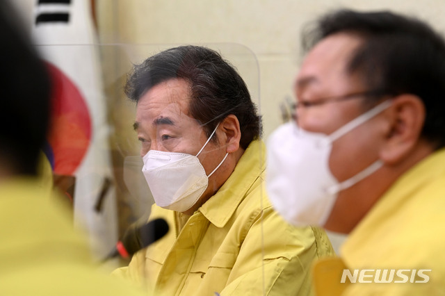 ▲ 이낙연 더불어민주당 대표가 15일 오전 서울 여의도 국회에서 열린 최고위원회의에서 김태년 원내대표의 발언을 듣고 있다. ⓒ뉴시스