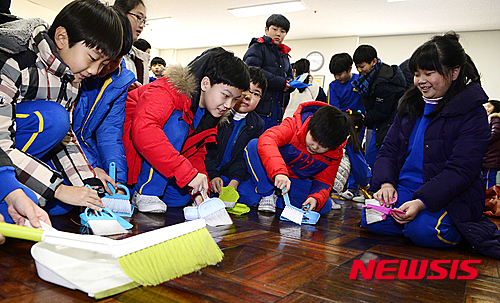 ▲ 국가인권위원회가 학생들에게 교무실 청소를 시키는 게 학생 인권 침해라고 결정하자 일선 현장 교사들은 공교육의 목적을 망각한 판단이라고 우려를 표하고 있다. ⓒ뉴시스