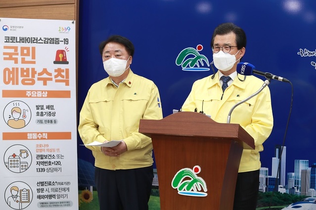 ▲ 이시종 충북지사(오른쪽)과 한범덕 청주시장이 15일 소상공인, 자영업자를 위한 3차 지원금 지급 계획을 발표하고 있다.ⓒ충북도