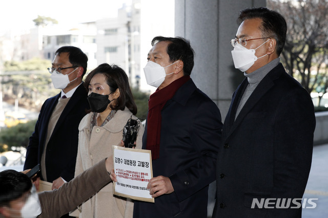 ▲ 국민의힘 탄핵거래 진상조사단이 15일 오후 직권남용권리행사방해죄 등 혐의로 김명수 대법원장을 고발하기 위해 서울 서초구 대검찰청 민원실로 향하고 있다. (왼쪽부터) 권오현 해송 변호사, 전주혜·김기현·유상범 의원. ⓒ뉴시스