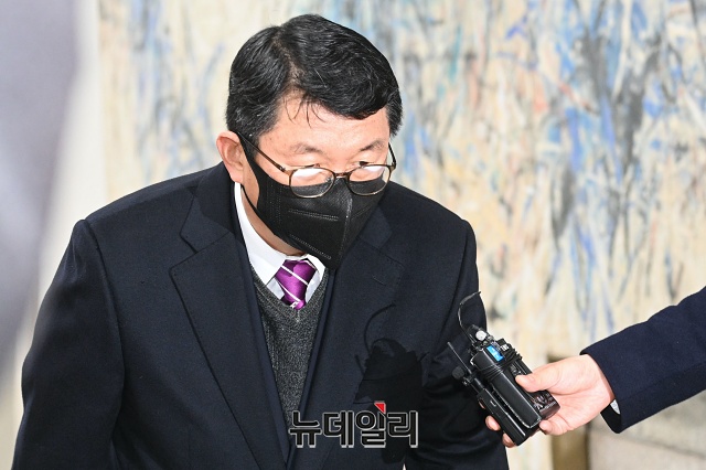 ▲ 김석균 전 해양경찰청장이 15일 오후 서울중앙지법 형사22부(양철한 부장판사) 심리로 열린 업무상 과실치사 혐의 1심 선고공판에 출석하고 있다. ⓒ권창회 기자