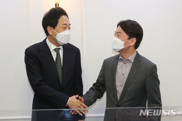 ▲ 국민의당 안철수 대표와 무소속 금태섭 전 의원이 '제3지대' 단일화 방식을 협상하기 위해 지난 4일 오후 서울 여의도 국회 의원회관에서 회동, 악수하고 있다.ⓒ뉴시스