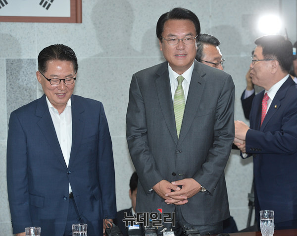 ▲ 지난 2016년 20대 국회의원이었던 정진석 국민의힘 의원과 박지원 국정원장. ⓒ정상윤 기자