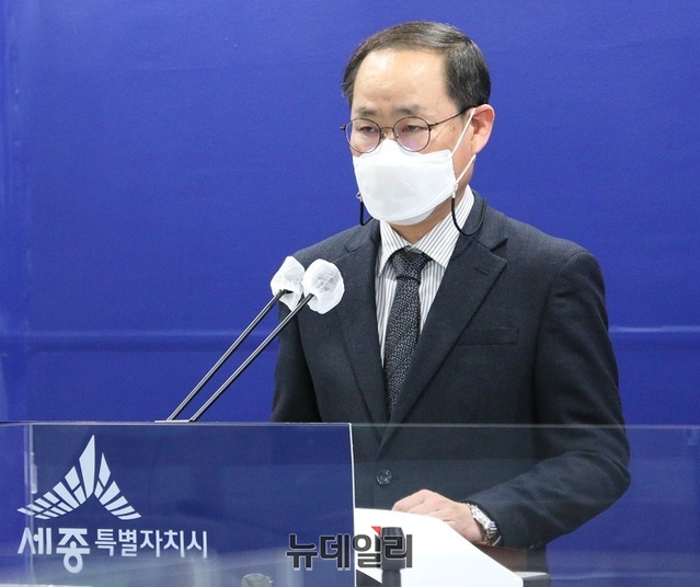 ▲ 이홍준 세종시 문화체육관광국장이 16일 정례브리핑에서 2021년도 문화체육관광국 주요 업무계획을 발표하고 있다.ⓒ이길표 기자