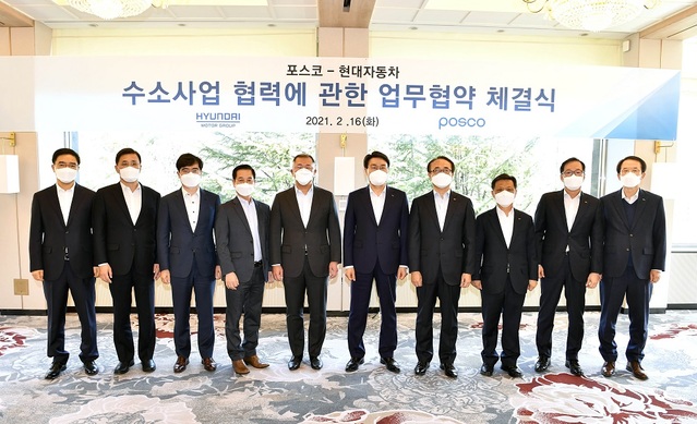 ▲ (사진 왼쪽부터) 박종성 현대제철 부사장, 박정국 현대차 사장, 공영운 현대차 사장, 김세훈 현대차 부사장, 정의선 현대차그룹 회장, 최정우 포스코그룹 회장, 유병옥 포스코 산업가스수소사업부장, 김학동 포스코 철강부문장, 김광수 포스코 물류사업부장, 이덕락 포스코 기술연구원장이 기념촬영을 하고 있다.ⓒ현대차그룹