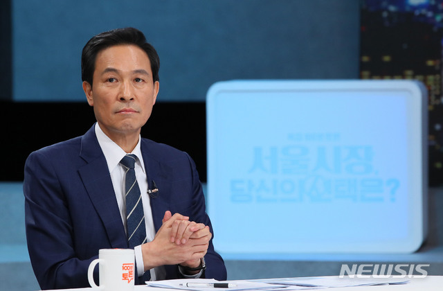 ▲ 더불어민주당 우상호 서울시장 경선후보가 지난 15일 서울 마포구 상암동 MBC에서 열린 '100분 토론, 더불어민주당 서울시장 후보 경선 토론회'에서 박영선 경선후보와 토론을 하고 있다. ⓒ뉴시스