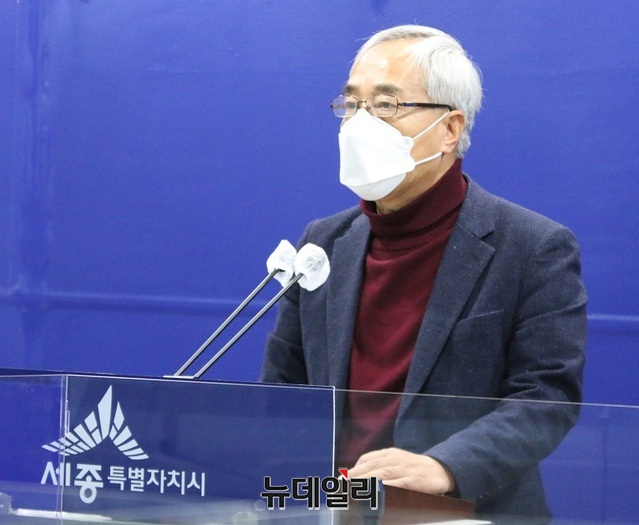 ▲ 김종률 세종시문화재단 대표가 16일 시청 정음실에서 열린 2021년 문화재단 주요 업무계획을 발표하고 있다.ⓒ이길표 기자