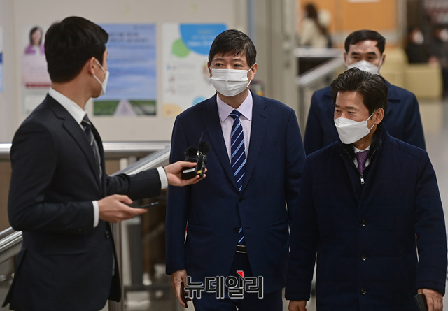 ▲ 김홍걸 무소속 의원이 16일 서울중앙지법 형사21부(김미리 부장판사) 심리로 열린 공직선거법 위반 혐의 1심 선고공판에 출석하고 있다. ⓒ정상윤 기자