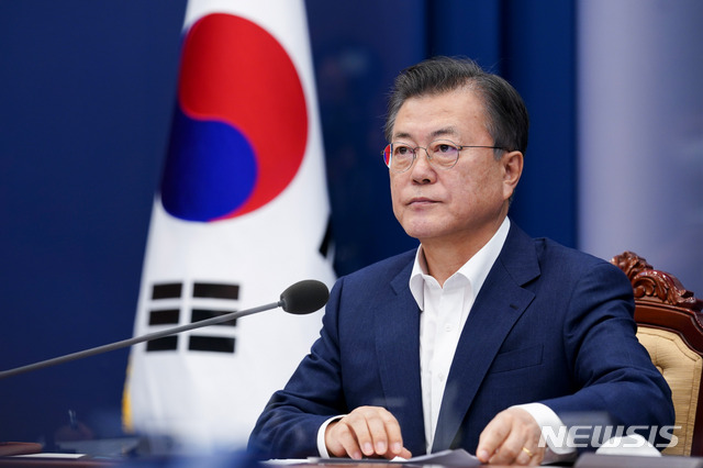 ▲ 문재인 대통령이 16일 오후 청와대에서 화상회의 형식으로 열린 국토교통부 2021년 업무보고에 참석해 있다. ⓒ뉴시스