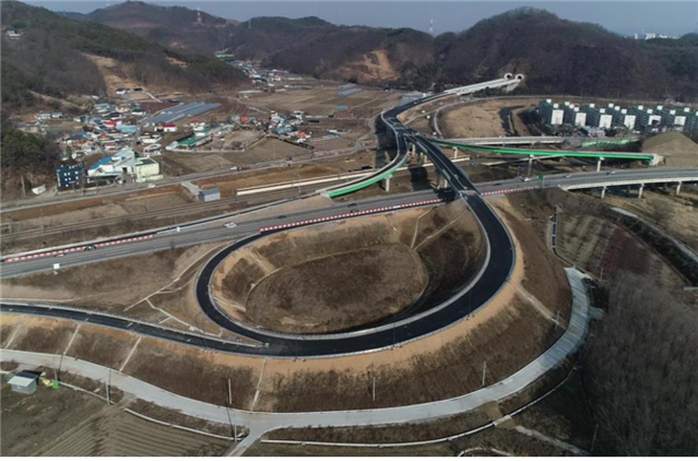 ▲ 오는 4월 준공 예정인 오송바이오폴리스 진입도로.ⓒ충북경자청