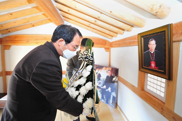 ▲ 김기덕 군위군수 권한대행은 군위읍 용대리 김수환 추기경 생가에서 추모 참배행사를 가졌다.ⓒ군위군