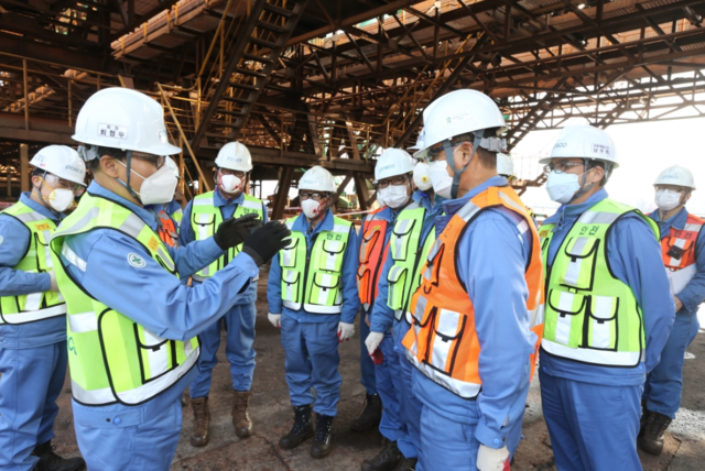 ▲ 포스코 최정우 회장이 16일 최근 사고났던 현장을 확인하고 제철소 직원, 협력사 대표들과 현장 위험요소에 대해 공유하고 개선사항을 당부하고 있다.ⓒ포스코