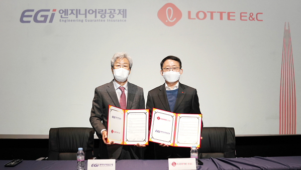 ▲ (왼쪽부터) 김수보 엔지니어링공제조합 이사장과 하석주 롯데건설 대표이사가 16일 르엘 갤러리에서 업무협약을 체결한 뒤 기념촬영을 하고 있다.ⓒ 롯데건설