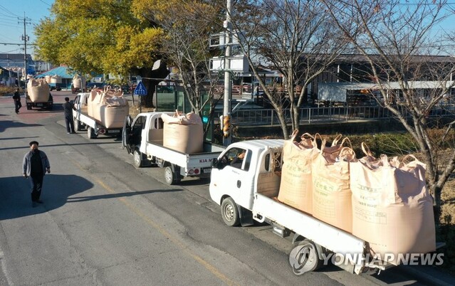 ▲ 공공비축미 실린 차량.ⓒ연합뉴스