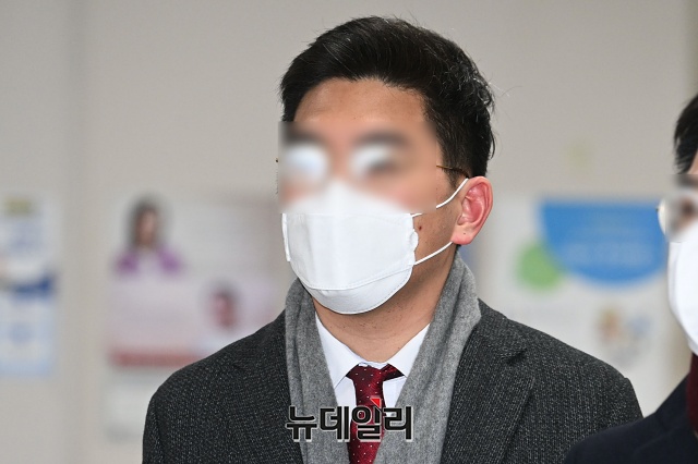 ▲ 이동재 전 채널A 기자가 17일 서울중앙지법 형사1단독 박진환 부장판사 심리로 열린 강요미수 혐의 속행 공판에 출석하고 있다. ⓒ권창회 기자