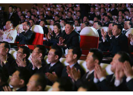 ▲ 17일 은 김정은이 전날 김정일의 생일(광명성절)을 맞아 평양 만수대예술극장에서 열린 광명성절 기념공연을 당 중앙지도기관 성원들과 함께 관람했다고 보도했다. ⓒ뉴시스