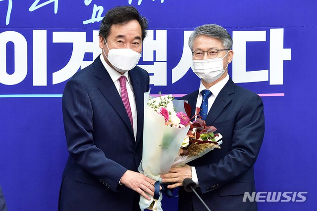 ▲ 이낙연 더불어민주당 대표와 민형배 더불어민주당 의원. ⓒ뉴시스