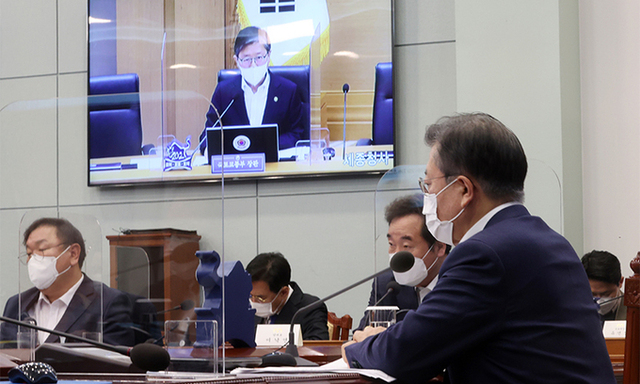 ▲ 문재인 대통령이 16일 청와대에서 화상회의 형식으로 열린 국토교통부 2021년 업무보고에서 변창흠 국토부 장관의 보고를 받고 있다.ⓒ연합뉴스