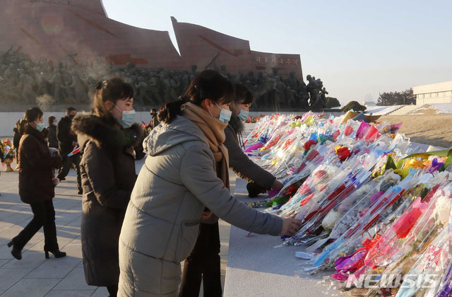 ▲ 평양 만수대 태양상에 헌화하는 북한 주민들. 저 꽃이 모두 김정일화다. ⓒ뉴시스. 무단전재 및 재배포 금지.