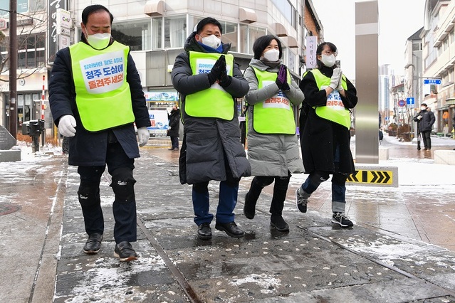▲ 최충진 청주시의장과 시의원 등이 17일 청주시 상당구 북문로2가 옛 철도 재현길에서 충청권 광역철도망 청주도심 통과를 기원하는 삼보일배를 하고 있다.ⓒ청주시의회