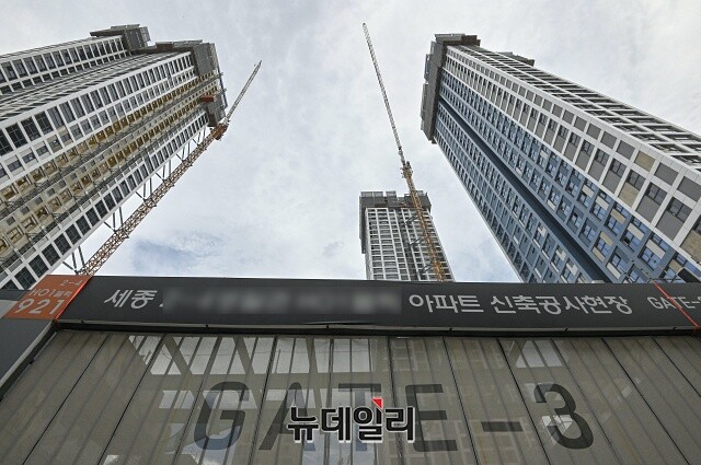 ▲ 세종 시내 한 아파트 공사 현장. 19일부터 시행되는 '전월세 금지법'에 따라 서민의 내집 마련이 더 어려질 것이란 전망이 나온다. ⓒ권창회 기자