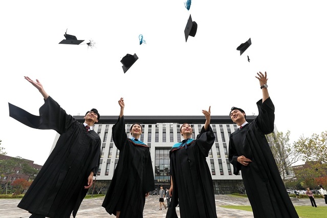 ▲ 17일 충북대에서 열린 학위수여식에 참여한 졸업생들이 하늘을 향해 학사모를 던지고 있다.ⓒ충북대