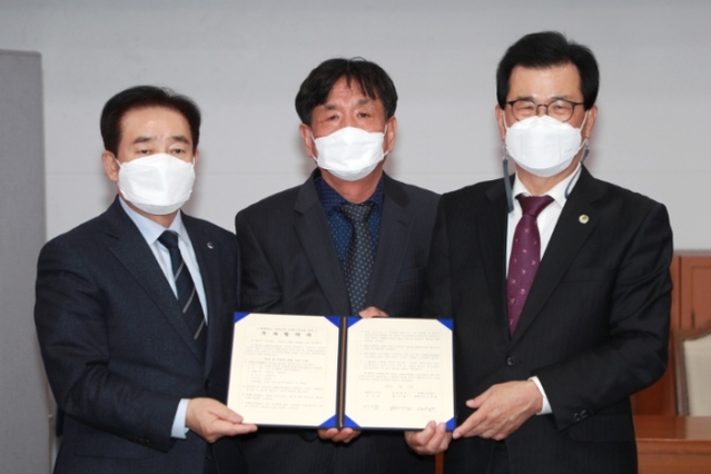 ▲ 업무협약을 체결한 뒤 기념촬영을 하는 이시종 충북지사, 이일재 코세트지티 대표이사, 송기섭 진천군수(오른쪽부터).ⓒ충북도