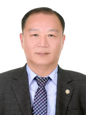 ▲ 중증 장애를 딛고 장애 관련 강의활동을 하는 이범식 씨(58)가 19일 대구대학교(총장 김상호) 이학박사 학위(재활과학과 직업재활전공)를 받는다.ⓒ대구대